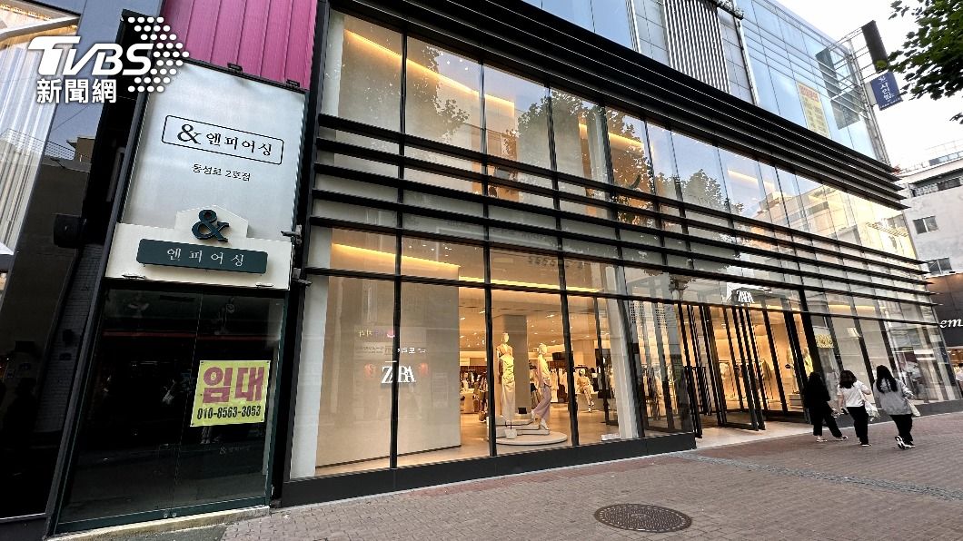 有店面招租,但部分國際大廠牌仍開起超大店面,屹立不搖。和疫情前相比,遊客少了很多。(圖/蘇憶歡攝)
