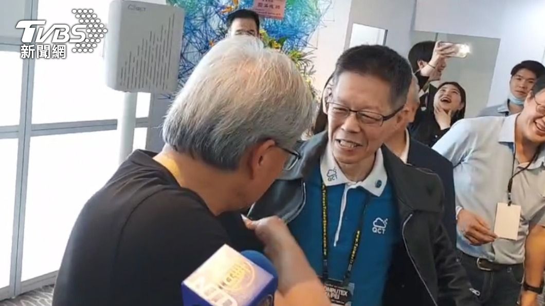 楊麒令試穿黃仁勳的皮衣。（圖／TVBS）