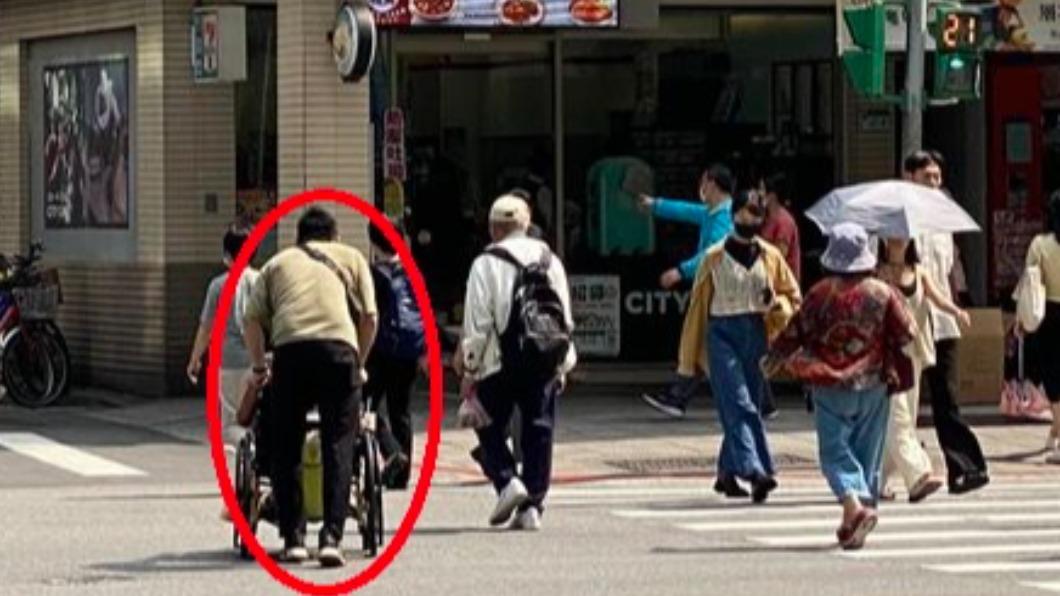 房仲走到一半去幫助行動不便的陌生人。(圖/翻攝自信義區兩三事臉書)