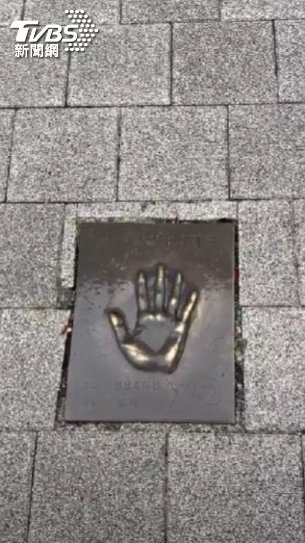 園區內有不少明星的手印，像美國好萊塢星光大道一樣。（圖／蘇憶歡攝）