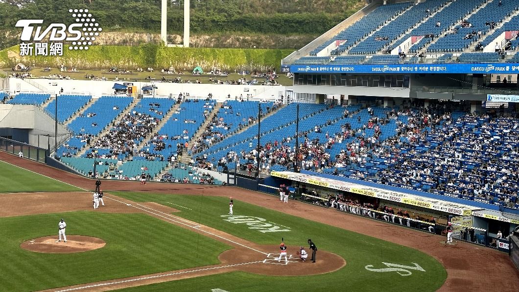 多角形設計,效法美國職棒MLB球場幾乎零死角,甚至還設有「天空SKY坐位區」。(圖/蘇憶歡攝)