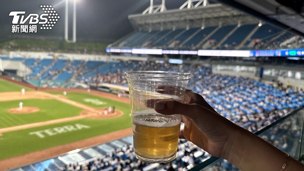 VIP包廂內有炸雞配啤酒。(圖/蘇憶歡攝)