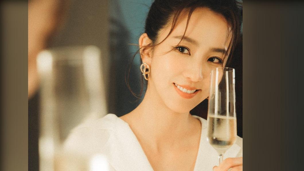 周曉涵「躺床嘟嘴吐舌」超近邪惡照 網迷暈:愛了
