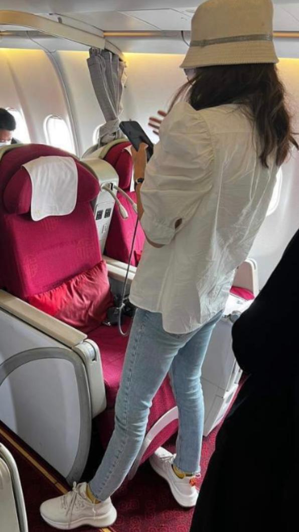 章子怡搭飛機被網友認出。(圖/翻攝自微博)