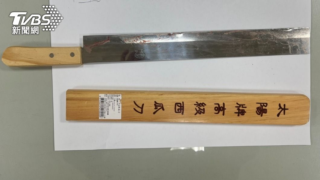 警方查扣犯案凶器。(圖/TVBS)