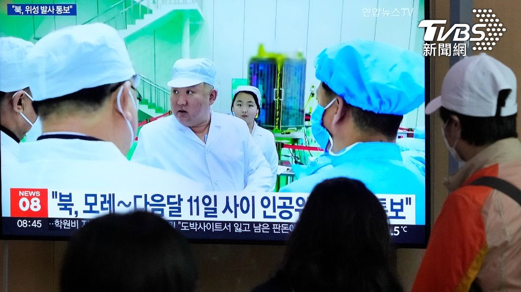 北韓領導人金正恩與女兒金珠愛日前視察人造衛星。(圖/達志影像美聯社)
