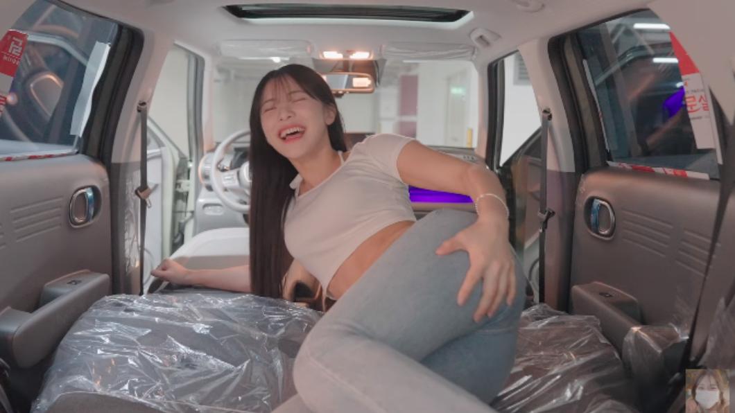 李多慧嘗試躺在車內。(圖/翻攝自李多慧YOUTUBE)