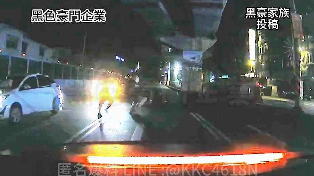 國道逼車、閃燈爆衝突!3男當街互毆 警意外逮通緝犯