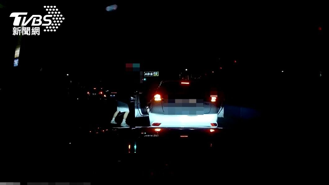 方姓駕駛下車理論還拉破車窗,因此爆發第二波衝突。(圖/TVBS)
