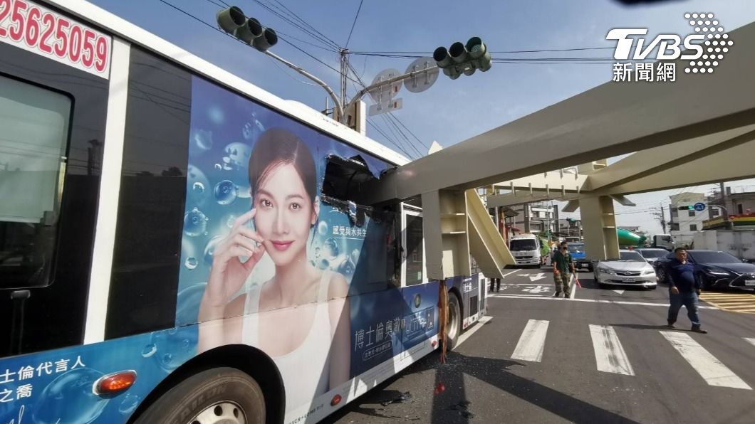 快訊/高雄公車開一半慘遭「鋼骨貫穿」 闖禍聯結車慘了