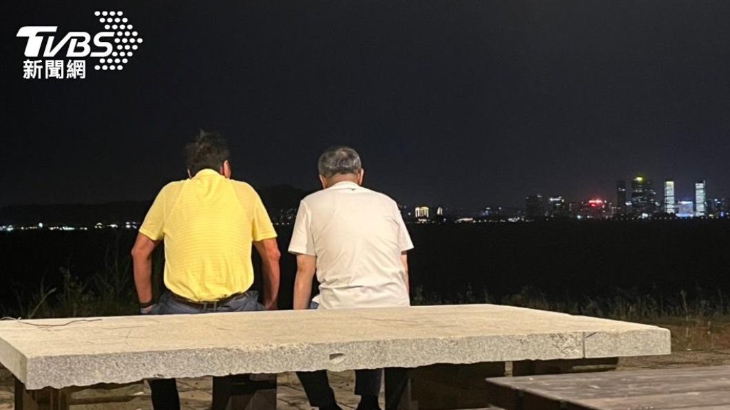 郭台銘主動邀約柯文哲比肩看海，引人聯想（圖／讀者提供）