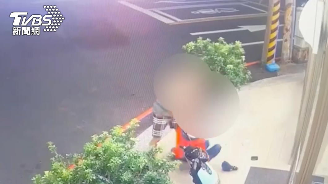 沒錢吃飯搶超商!無業男惹到高手 遭吊嘎阿伯飛撲壓制
