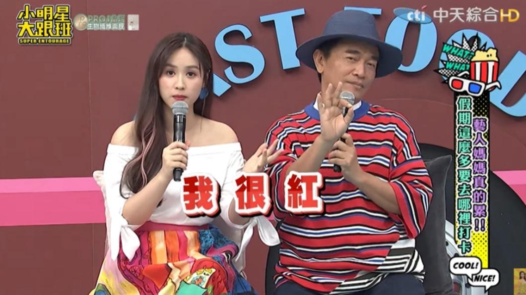吳姍儒抱怨爸爸不送機。(圖/翻攝自小明星大跟班YouTube)