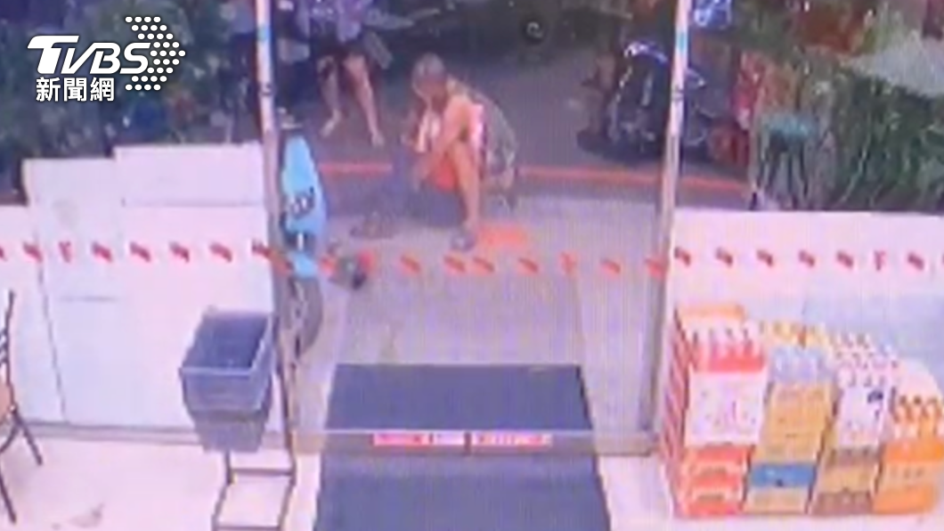 李男一個飛撲就把許男壓制在地長達2分鐘。(圖/民眾提供)
