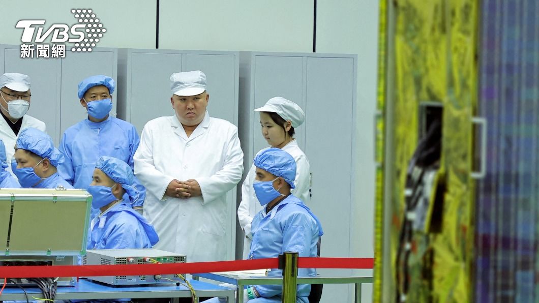 金正恩帶著女兒金珠愛視察軍事偵察衛星。(圖/達志影像路透社)