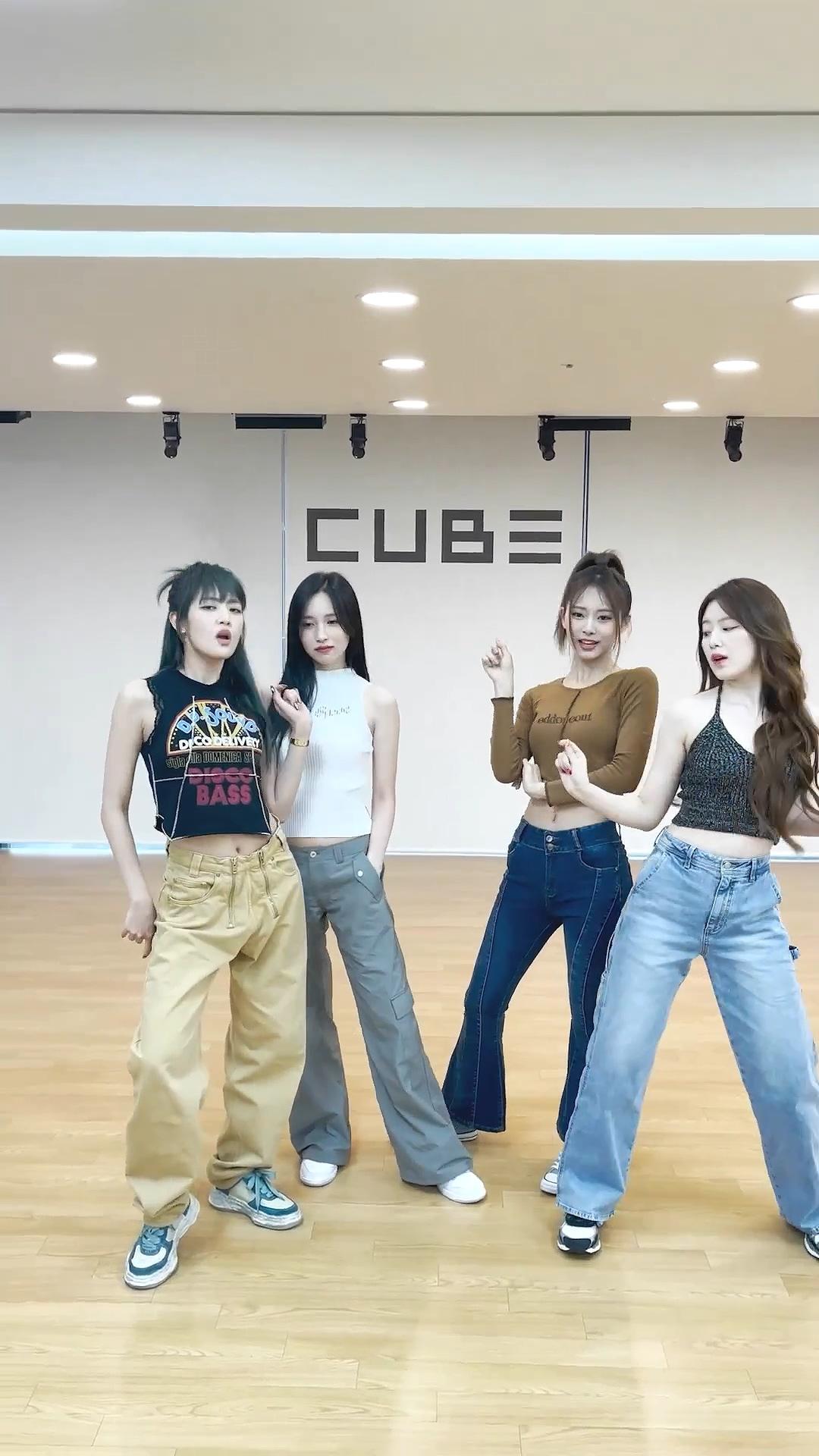 子瑜(右二)跟Mina(左二)的穿著配合(G)I-DLE的Y2K風格。(圖/翻攝自(G)I-DLE IG)