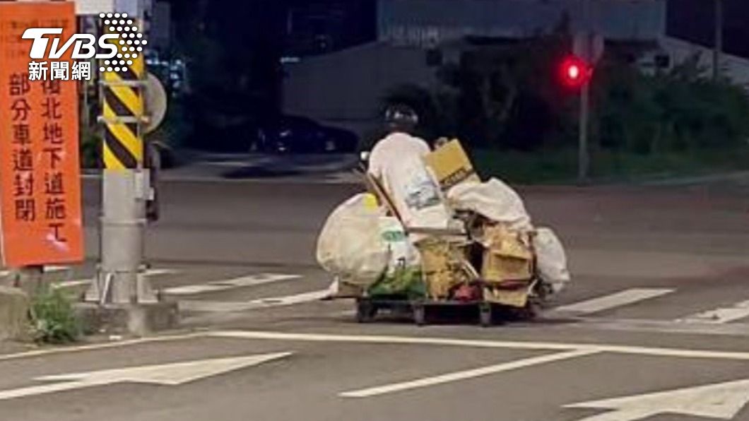 獨家/危險!超級機車「回收物」滿載 遮車牌恐罰1.8萬