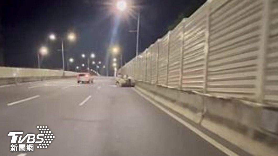 機車行駛大直橋。(圖/TVBS)