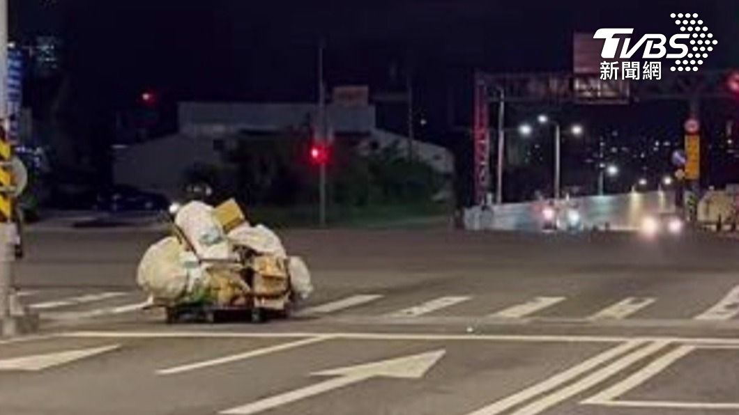 機車回收物遮車牌。(圖/TVBS)