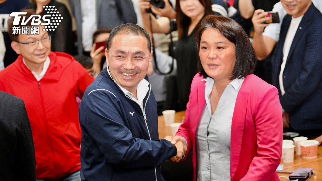 侯友宜、陳玉珍握手大和解。(圖/胡瑞麒攝)
