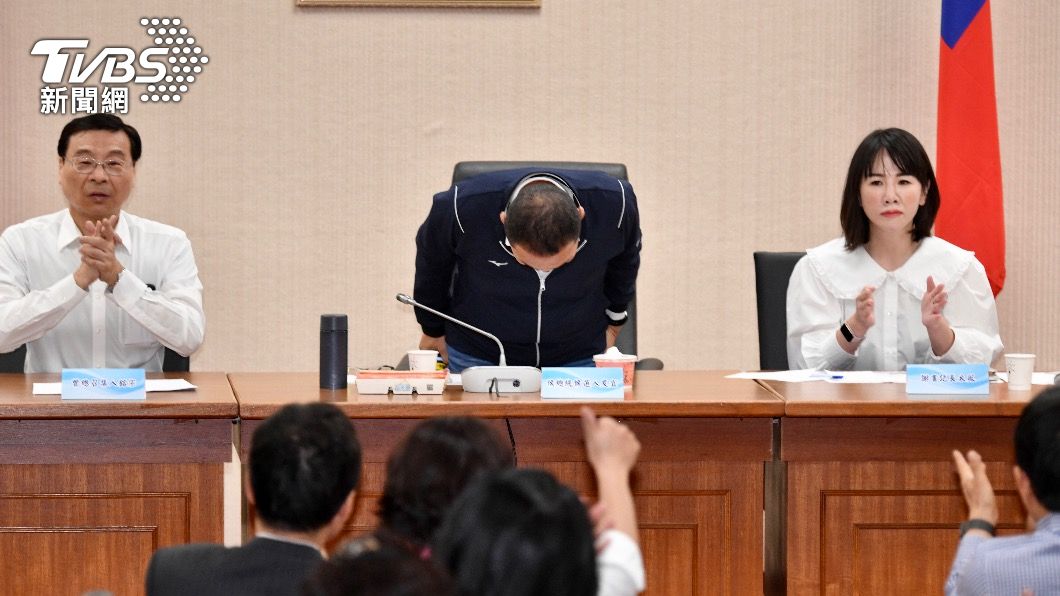 侯友宜向藍委們鞠躬。(圖/胡瑞麒攝)