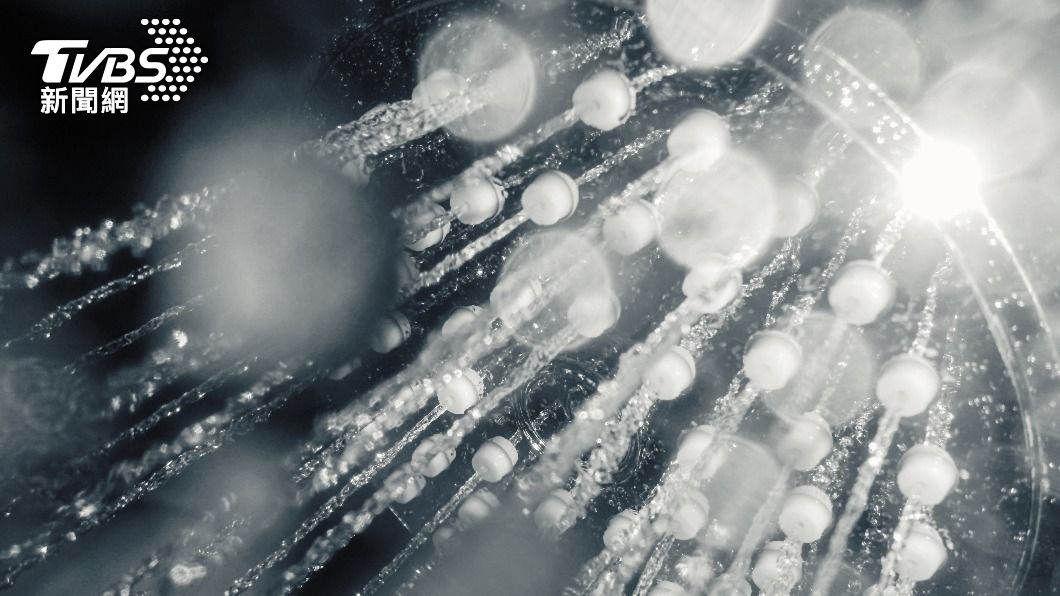 大多數人都認為洗冷水澡比較涼快、能降溫。(示意圖/Shutterstock達志影像)