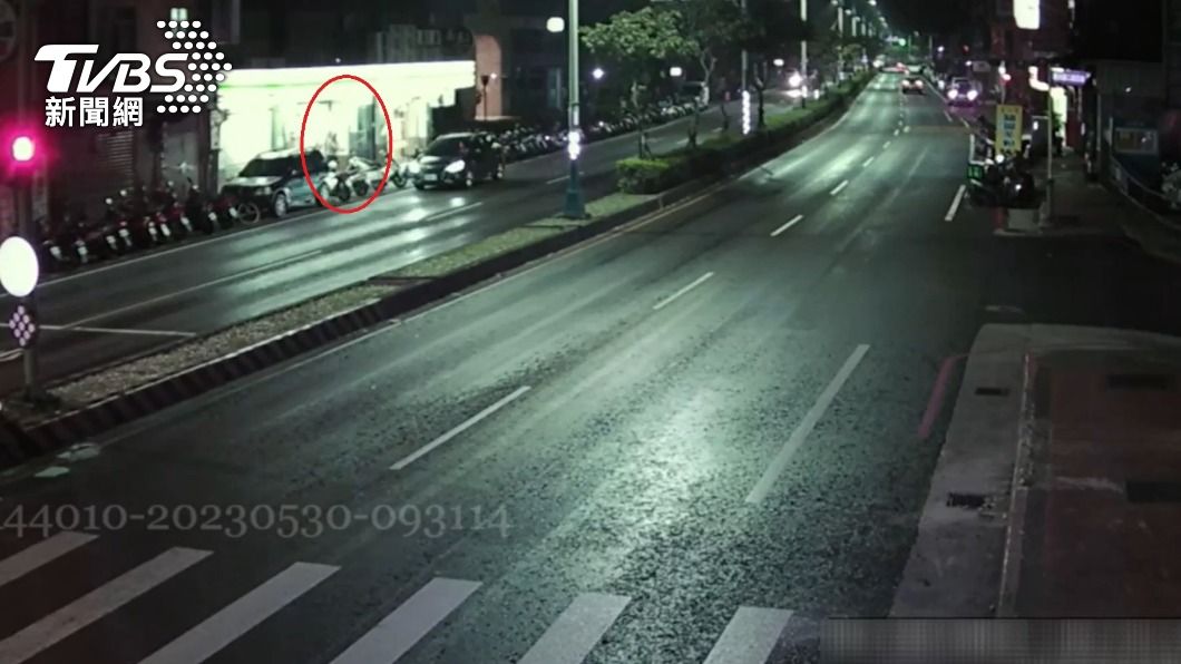 監視器拍下男子持高爾夫球桿砸店。(圖/TVBS)