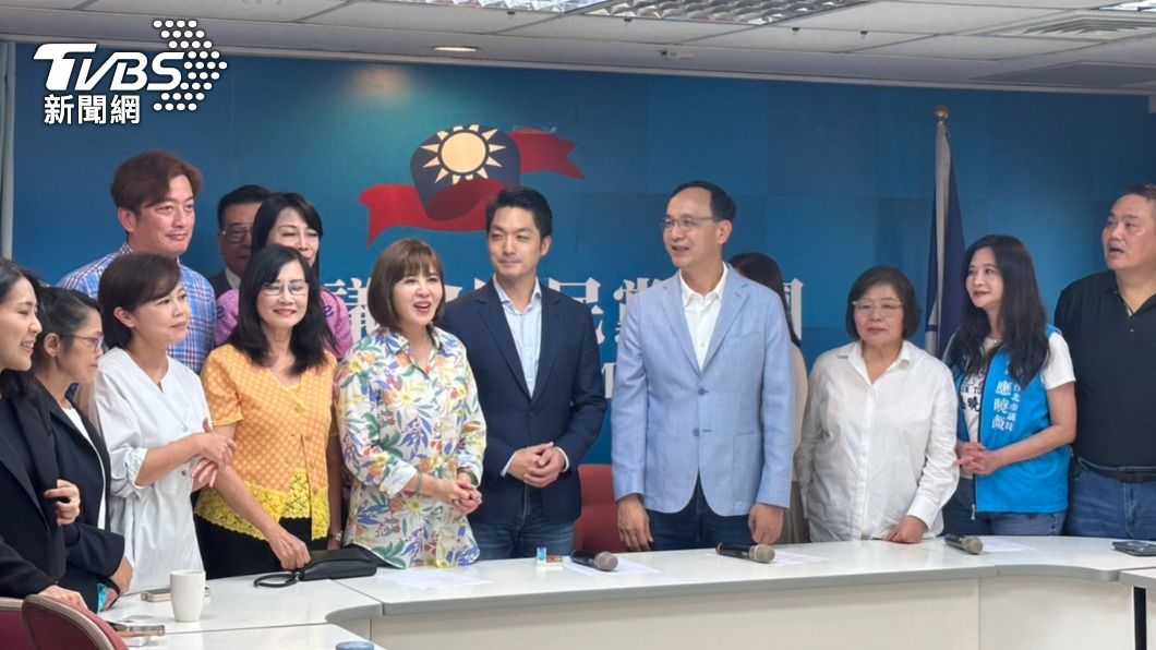 國民黨主席朱立倫今(31)日赴國民黨北市議會黨團頒發黨團幹部聘書。(圖/林至柔攝)