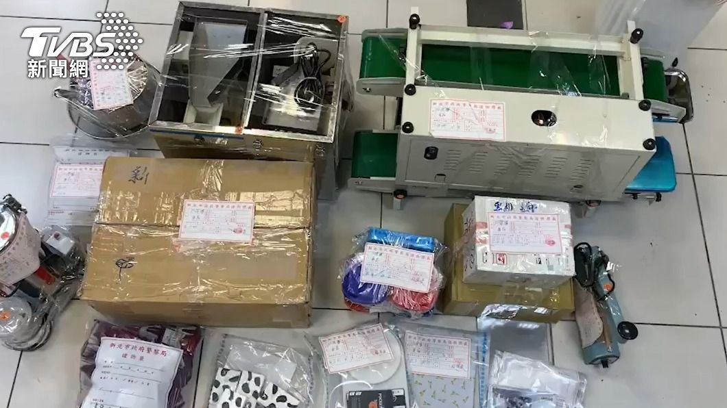 警方查扣毒咖啡包、分裝工具等證物。(圖/TVBS)