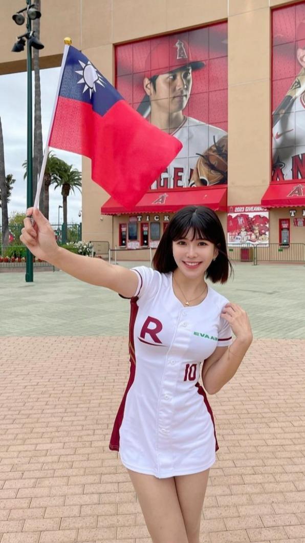 壯壯揮舞台灣國旗。(圖/翻攝自壯壯IG)