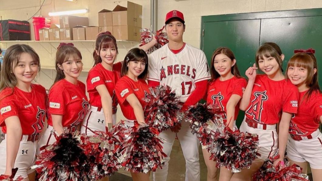 樂天女孩們開心與大谷翔平合照。(圖/翻攝自壯壯IG)