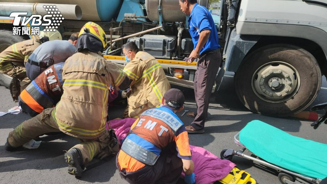 恐怖死角！婦遭水泥車「吃進去」卡車底　命大獲救送醫