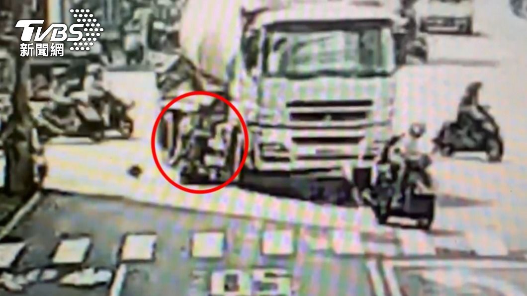 連人帶車被右前輪捲入。(圖/民眾提供)