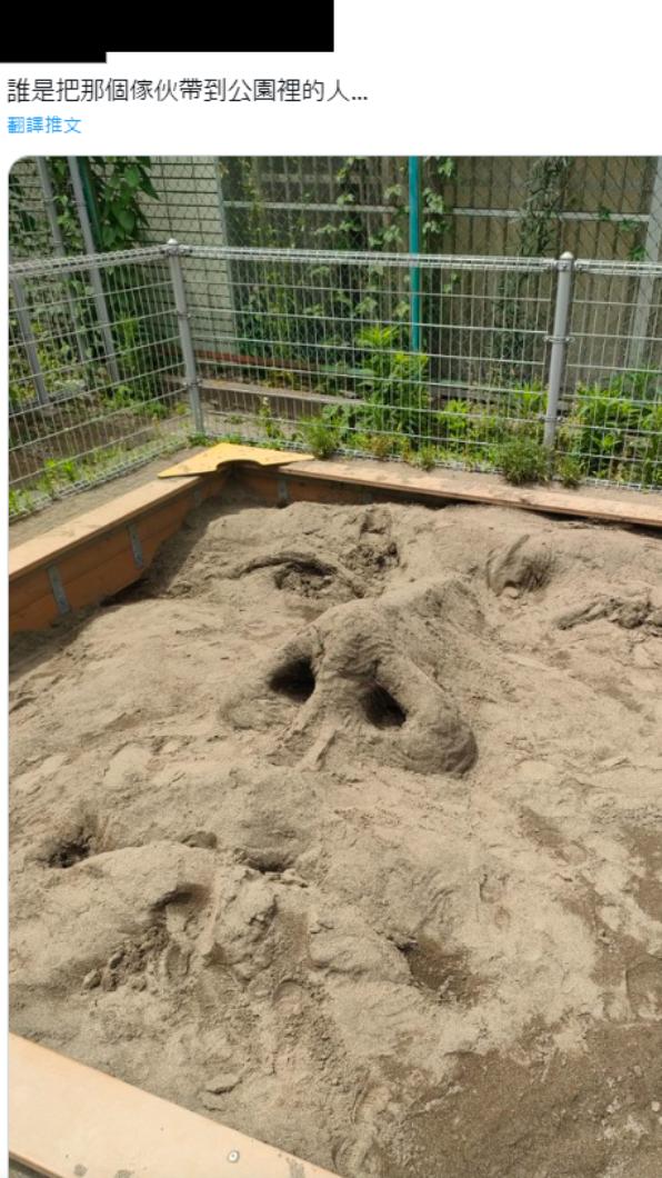 原PO經過公園沙坑時看到這景象。(圖/翻攝自Twitter)