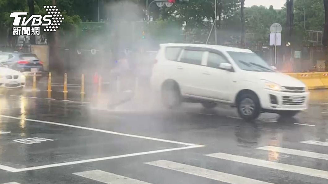 高雄午後暴雨！圓孔蓋「噴發撞車」　後輪離地畫面曝