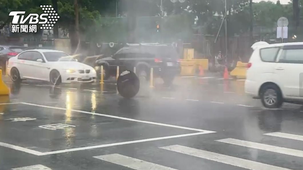 候車險些撞上蓋子。（圖／TVBS）