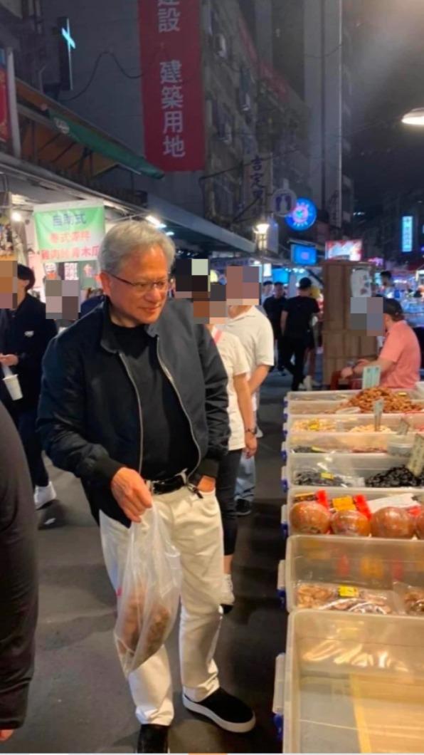 黃仁勳現身饒河夜市,身旁卻沒有保鑣。(圖/翻攝自IEObserve 國際經濟觀察)