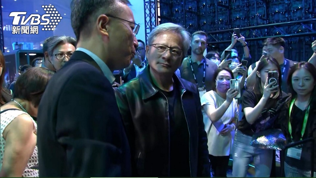 神秘嘉賓! 黃仁勳逛電腦展父母驚喜現身