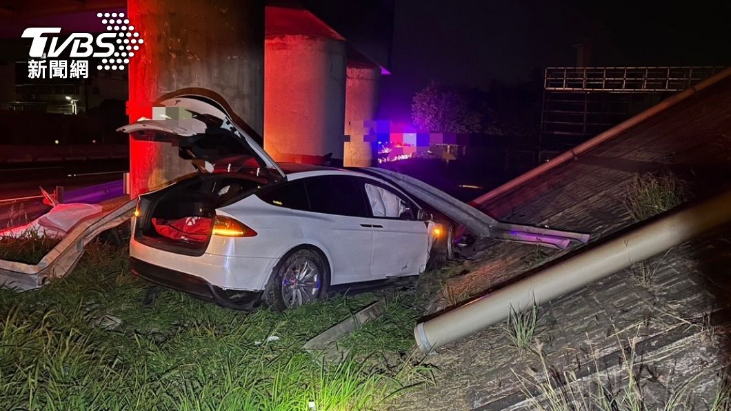 又是自動駕駛!特斯拉衝破護欄墜邊坡 2人掛彩車頭全毀