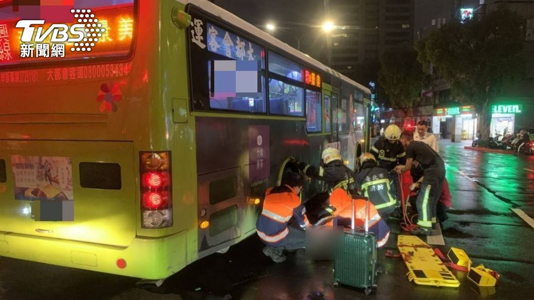 北市公車過彎不慎撞行人 女雙腳遭輾倒地哀號