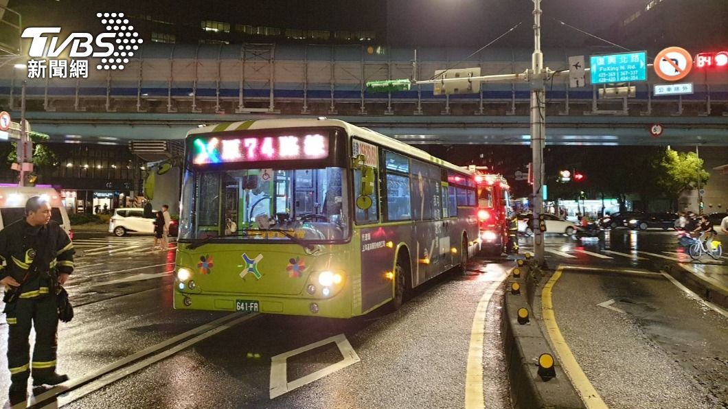 公車轉彎時不慎撞擊行人還輾腳。(圖/TVBS)