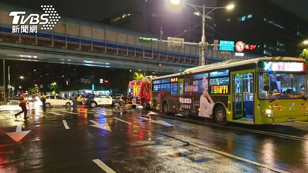公車過彎不慎撞擊行人。(圖/TVBS)