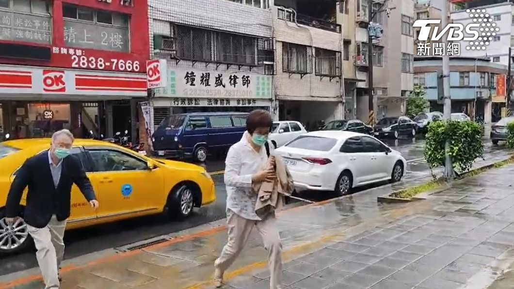 涉高端洩密、內線交易 審查委員偕台大女醫妻現身法院