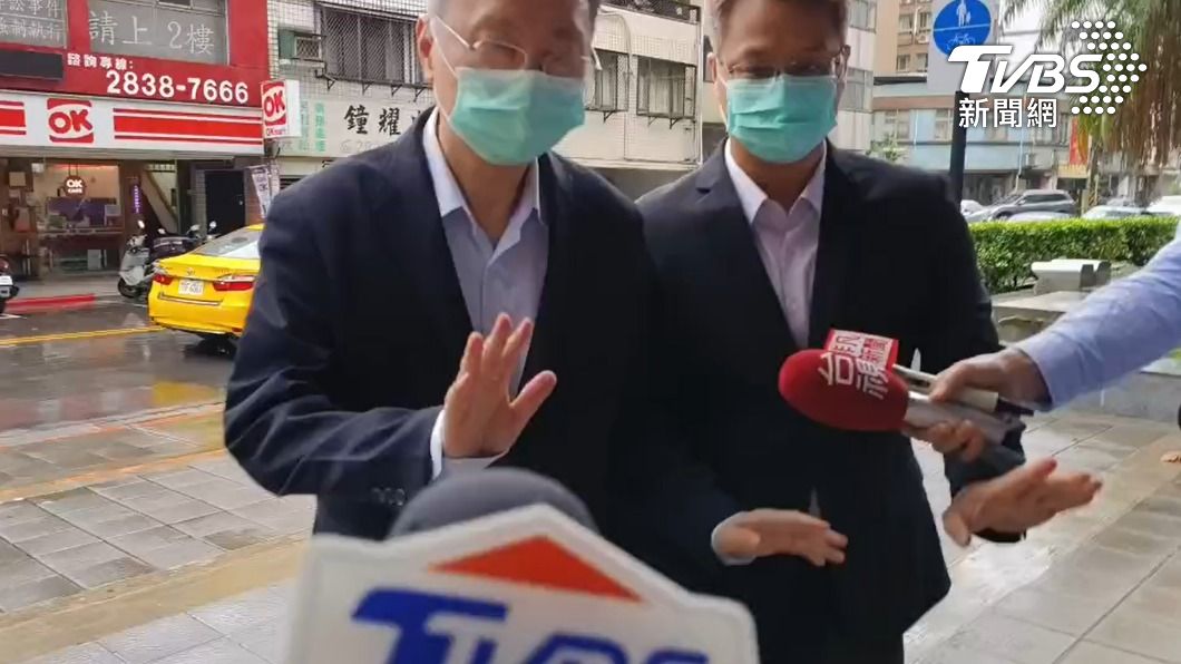 疫苗審查委員劉滄梧拒訪，快步走入法院。（圖／TVBS）