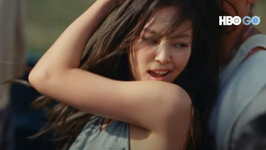Jennie十八禁美劇畫面流出 深V薄紗洋裝低胸全看光