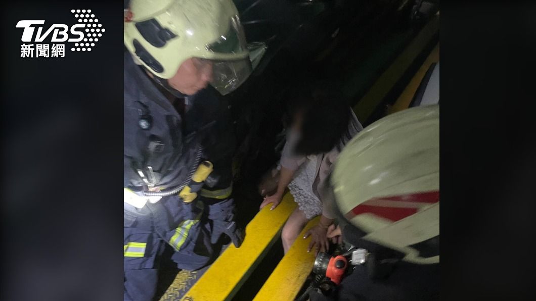 新北婦酒醉下車跌倒 腳卡機械停車格縫隙拔不出