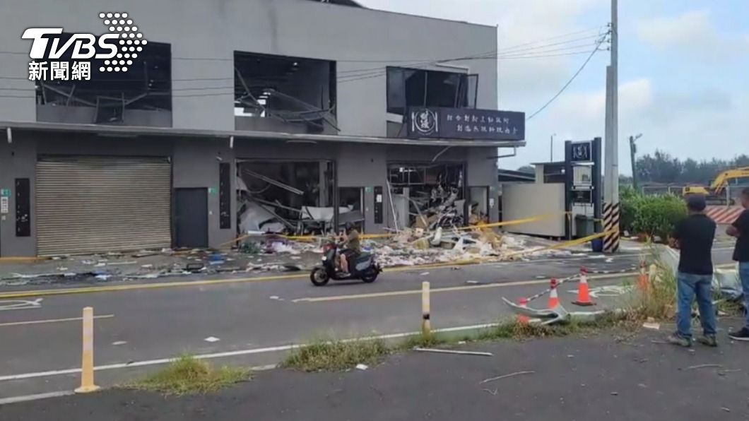 台南中央廚房氣爆!雜物爆裂「轟」轎車 男慘被天花板砸