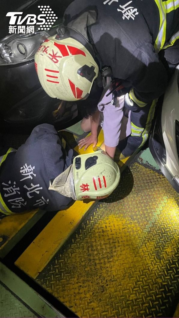 消防人員利用電動撐開器將車格撐開，協助婦人脫困。（圖／TVBS）