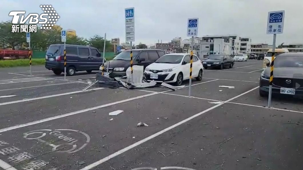 附近轎車慘遭波及。（圖／TVBS）