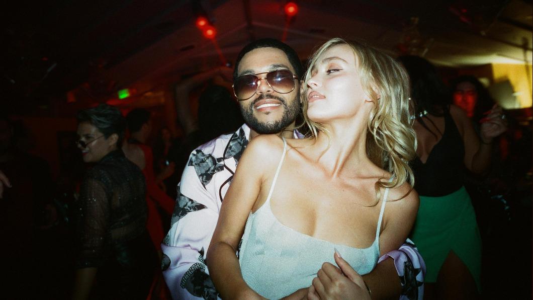 莉莉蘿絲戴普（Lily-Rose Depp）和流行樂壇天王威肯（The Weekend）在片中有不少香艷畫面。（圖／HBO GO提供）